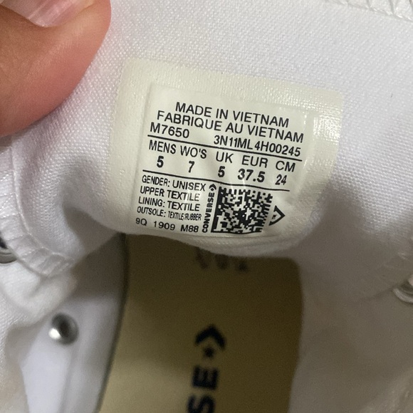 SOLD Chuck Taylor All Star Canvas in White size 7 - Picture 7 of 9